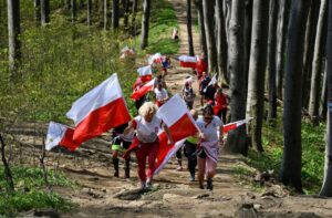 Marszobieg na Górę Cergową: Łączymy Siły i Symbole w Dzień Flagi Marszobieg na Górę Cergową: Łączymy Siły i Symbole w Dzień Flagi