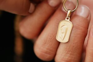 Zawieszki religijne jako wyraz wiary i osobistej duchowości