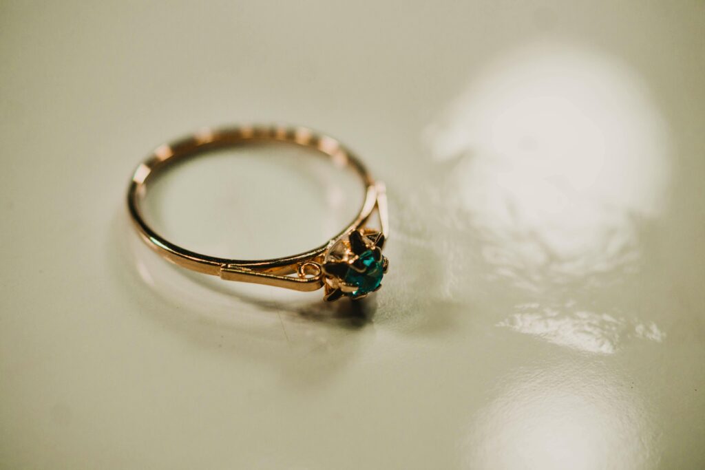 Jak czyścić złoty pierścionek?